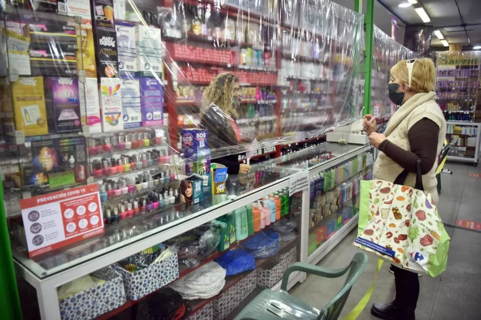 PLÁSTICO. Un modo de hacer distancia social en una tienda de Buenos Aires primera cuadra.  la gaceta / fotos de inés quinteros orio 