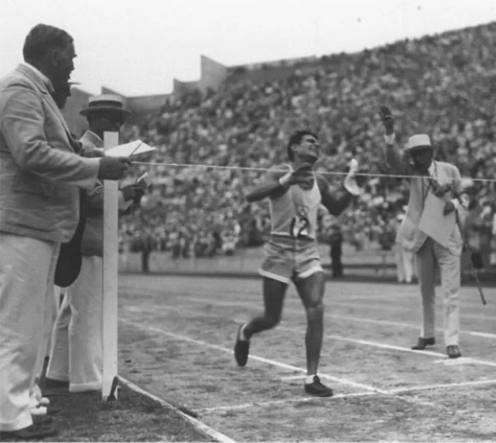 LA GLORIA. El “Ñandú” alcanza la meta y gana la medalla dorada en las olimpíadas de Los Angeles en 1932. 