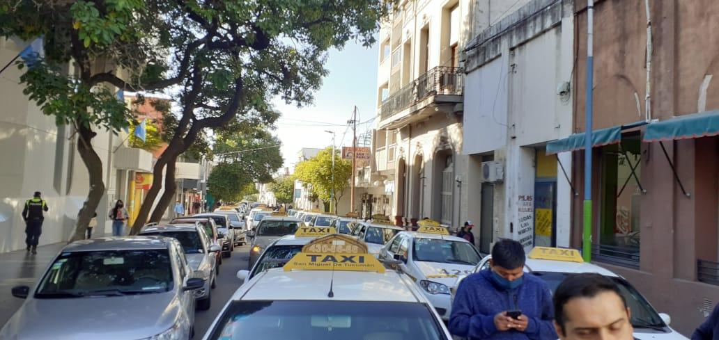 Taxistas protestan frente al Concejo Deliberante