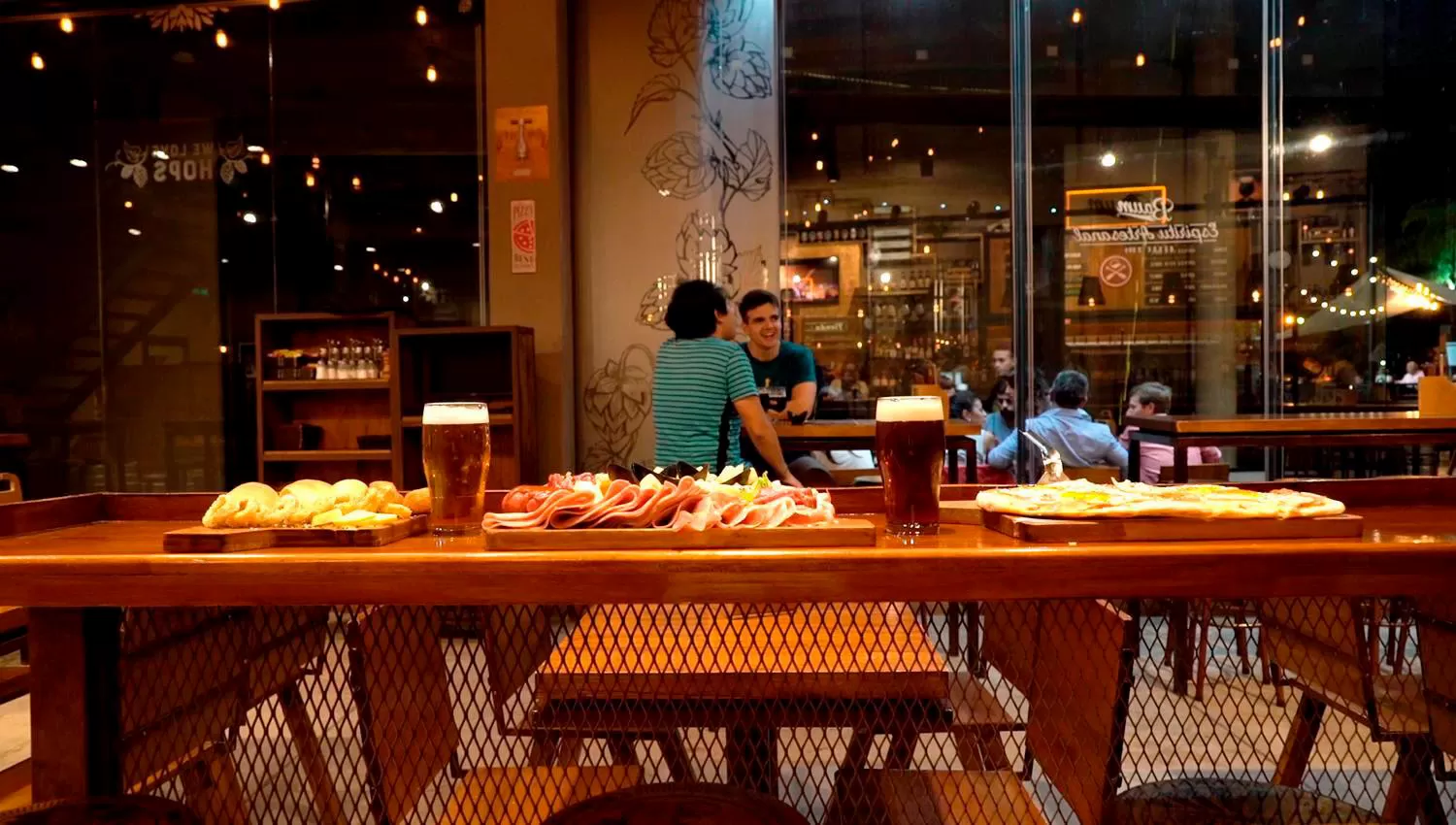 MESAS VACÍAS. Muchos locales gastronómicos en Tucumán tienen acotados horarios permitidos para la atención
