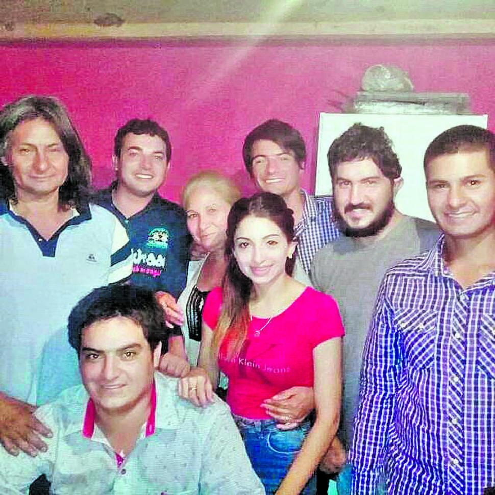 HACIENDO PLANES. Alicia Falcón junto con sus familiares en su hogar.