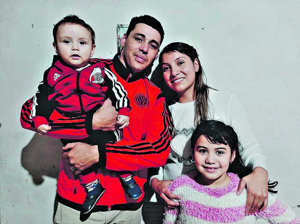 FESTEJANDO. Cristián López con su esposa y sus hijos, en la casa.