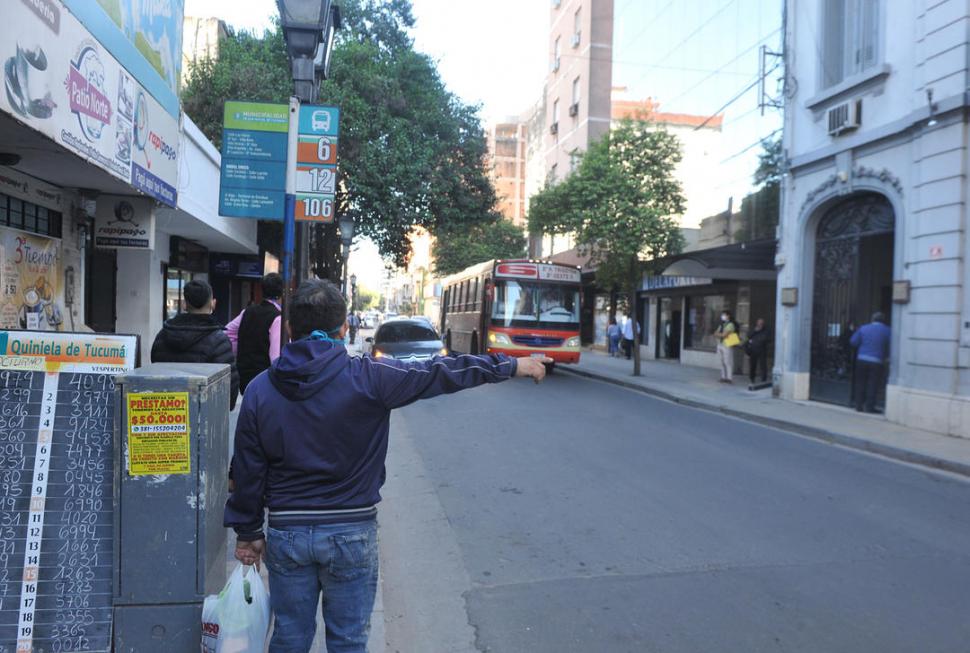 EXTRAÑA IMAGEN TRAS UN PARO DE COLECTIVOS DE DOS SEMANAS. Los ómnibus circularon por las calles nuevamente, con los protocolos sanitarios. 