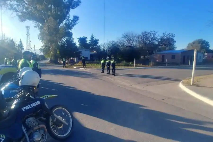 Controles en la puerta de acceso al pueblo