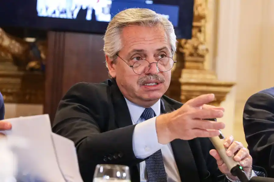 EMERGENCIA LABORAL. El presidente Fernández firmó un decreto para impedir los despidos durante la cuarentena.