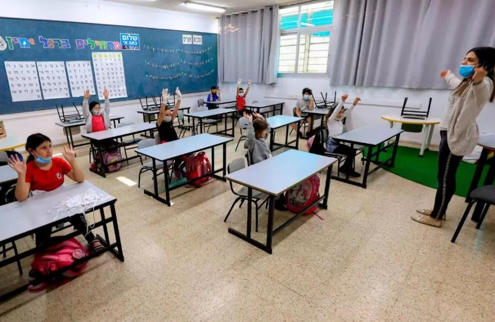 ASÍ VOLVIERON A CLASES EN ISRAEL. Todos con barbijos, distancia social y manos limpias en el aula. cnnenespañol.cnn.com