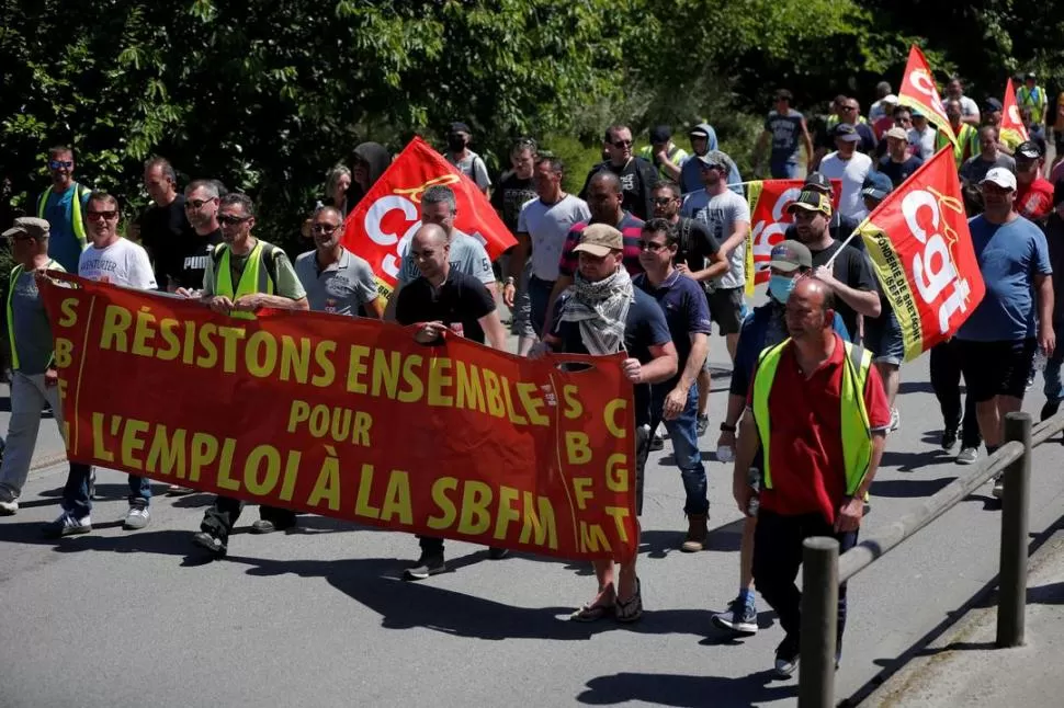 HUELGA. Obreros de una subsidiaria de Renault contra el cierre de la planta, en la región francesa de Bretaña. Reuters