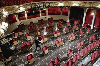 Estrictas medidas sanitarias, funciones a horario y con poco público permitirían reabrir el teatro