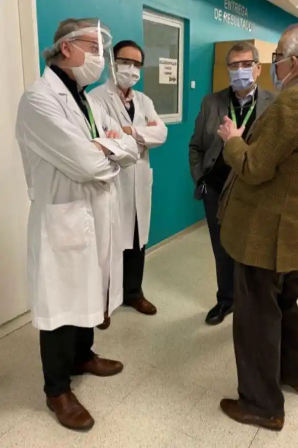 El hematólogo José Fernández (izquierda) en los pasillos del Cemic.