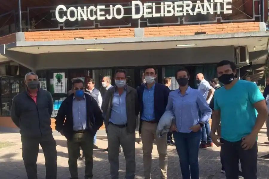 EN YERBA BUENA. Integrantes del Jockey Club, luego de una reunión con ediles.