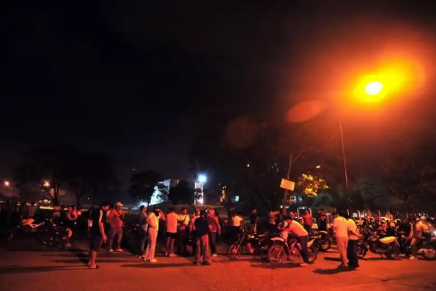 TENSA ESPERA. Los efectivos que iniciaron la huelga el 8 de diciembre se agruparon en la zona de la Subjefatura de Policía. Después endurecerían la medida.