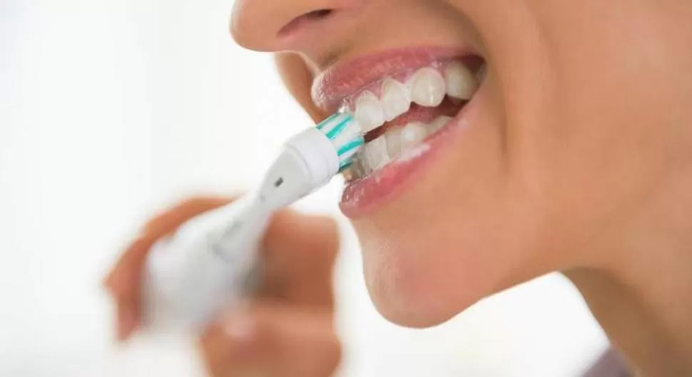 ELIMINAR LA PLACA. Cepillo, dieta e hilo dental, las mejores armas para prevenir enfermedades de la boca. 