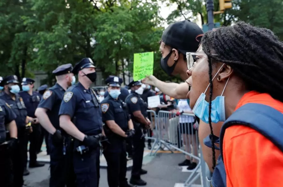  VIGILIA. “No puedo respirar”, gritan los manifestantes a los policías, durante una protesta antirracista en Nueva York, luego del crimen de George Floyd. reuters