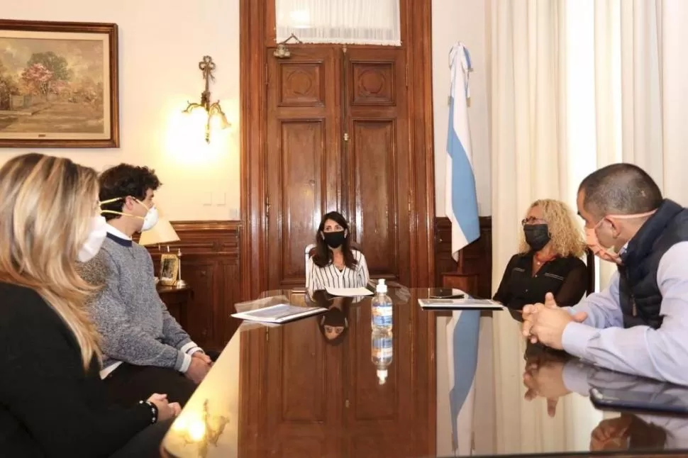 ATENTA. La ministra Vargas Aignasse preside una de las reuniones con dirigentes deportivos. A su izquierda, Nofal. 