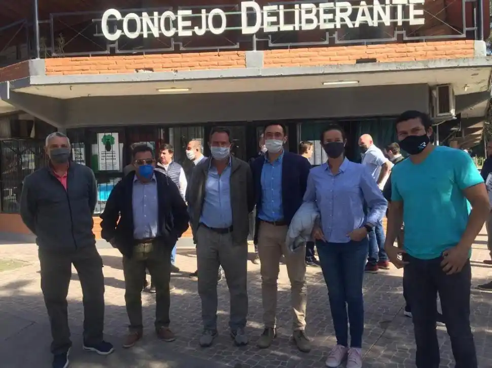 EN YERBA BUENA. Integrantes del Jockey Club, luego de una reunión con ediles.