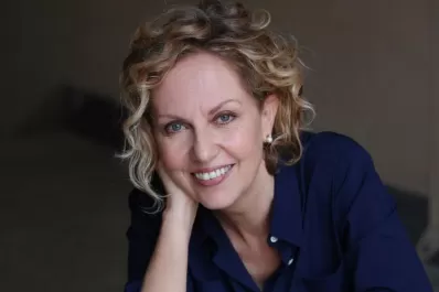 Policial italiano con Roma de fondo