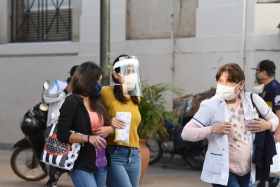 El tapaboca, que nos permite cuidar la salud, puede causar irritación en la piel.