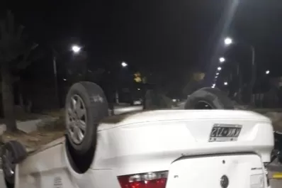 Asaltaron a un taxista, se llevaron su vehículo y lo volcaron