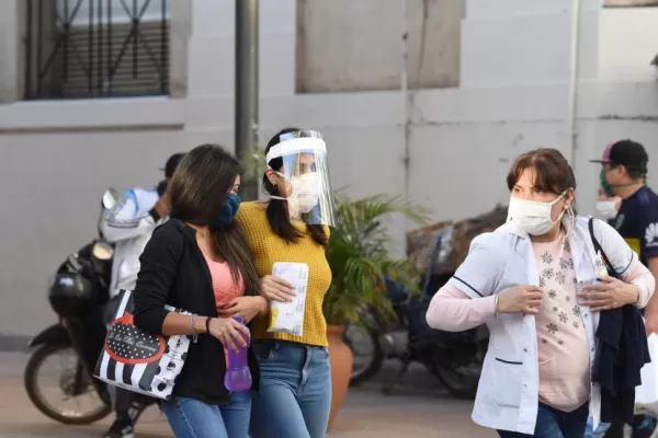 El tapaboca, que nos permite cuidar la salud, puede causar irritación en la piel.