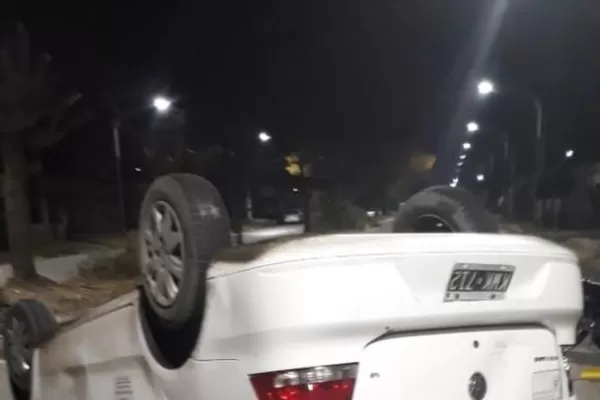 Asaltaron a un taxista, se llevaron su vehículo y lo volcaron