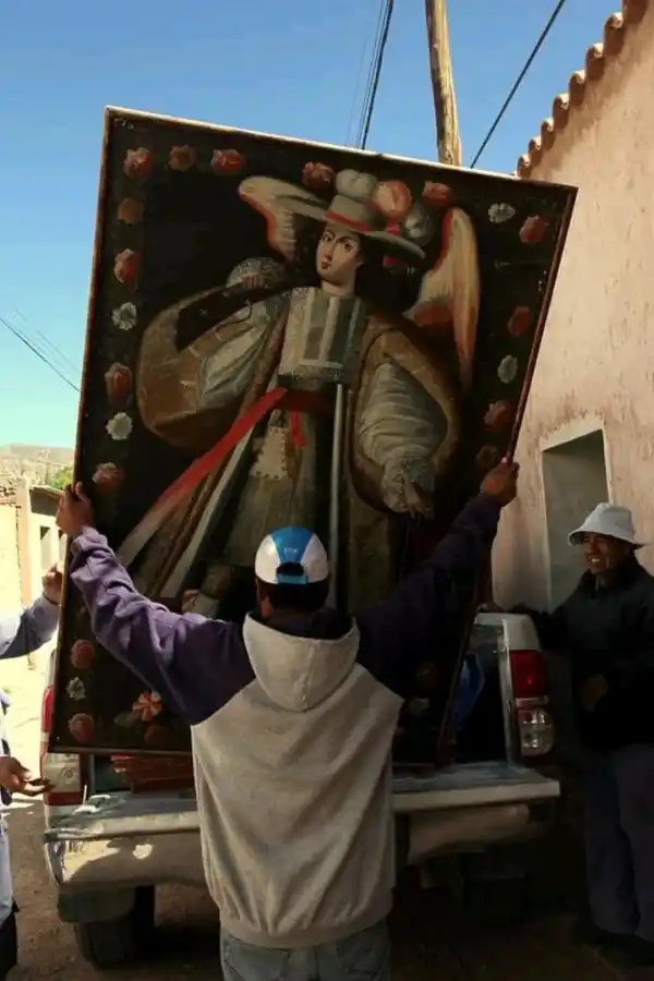 A MANO Y EN CAMIONETA. Así trasladaron los valiosos cuadros de los ángeles arcabuceros de la iglesia de Uquía a la Prelatura de Humahuaca.