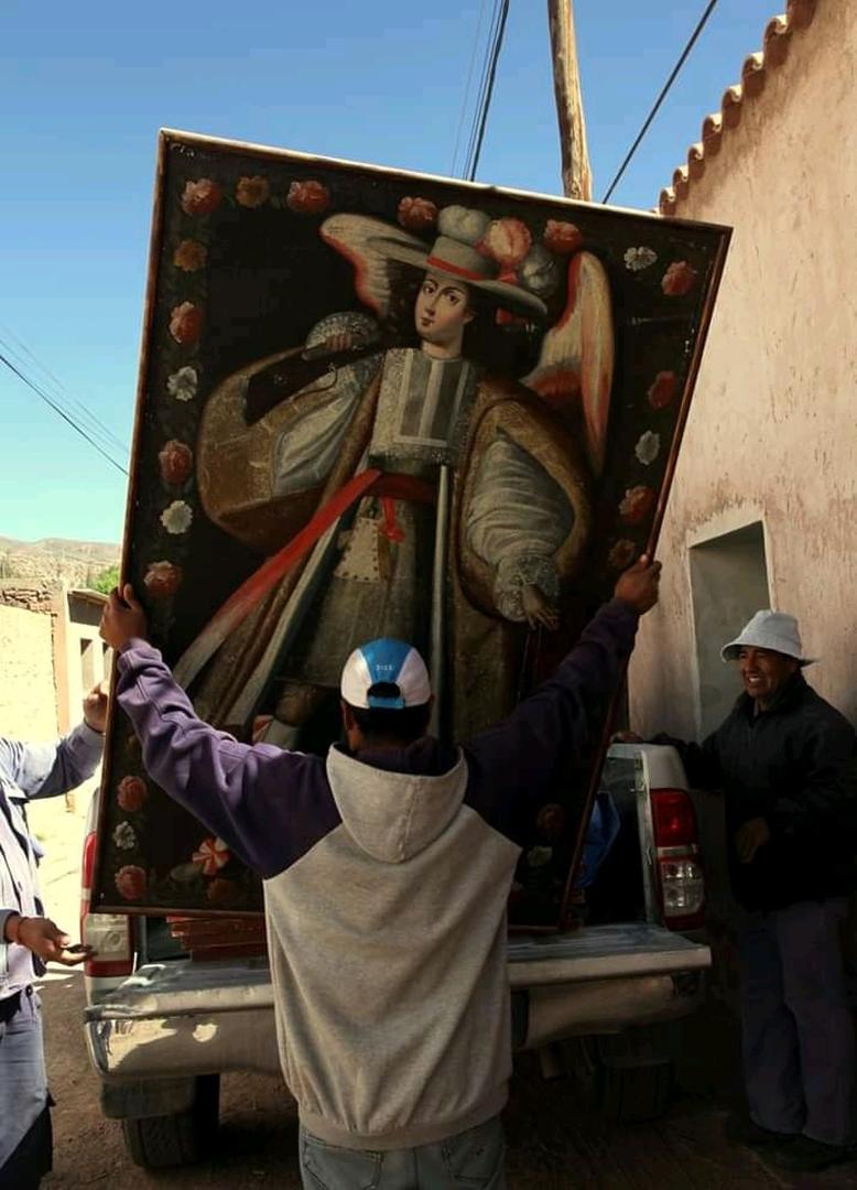 A MANO Y EN CAMIONETA. Así trasladaron los valiosos cuadros de los ángeles arcabuceros de la iglesia de Uquía a la Prelatura de Humahuaca.