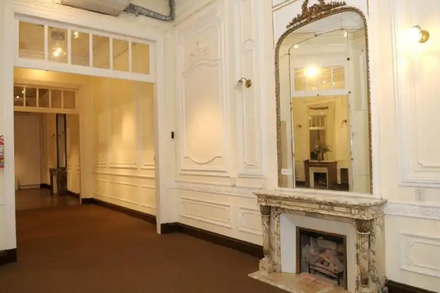 SALA DE EXPOSICIÓN. Presenta un estilo francés tipo petit hotel.