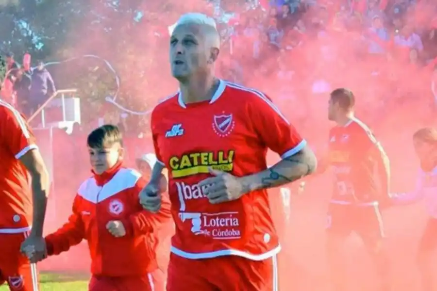 ACTUALIDAD. Con casi 40 años, juega en Monte Maíz, un equipo de la Liga Regional de Béccar Varela (Córdoba).