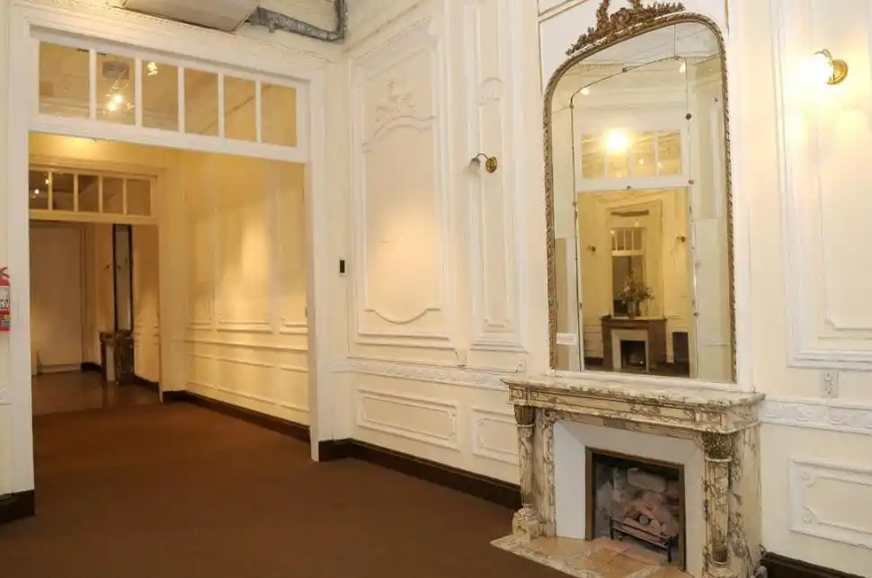 SALA DE EXPOSICIÓN. Presenta un estilo francés tipo petit hotel.