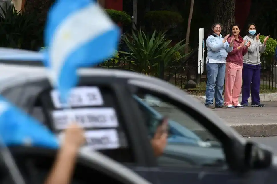 EN LOS AUTOS. Para mantener distancia, médicos formaron una caravana. 
