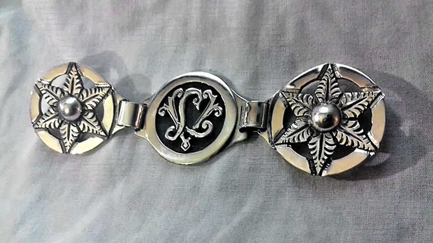 TRABAJOS EN PLATA. Delicados labrados en estas hebillas.