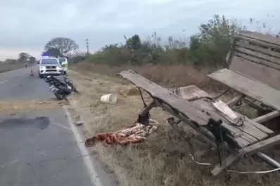 Un accidente entre una moto y un carro de tracción a sangre terminó con un policía herido
