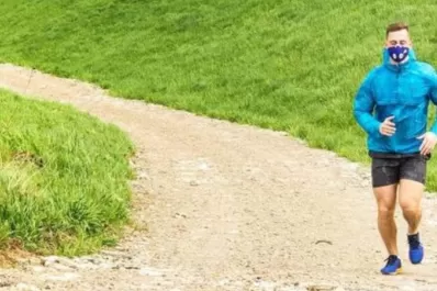 El barbijo es contraproducente para los que salen a correr