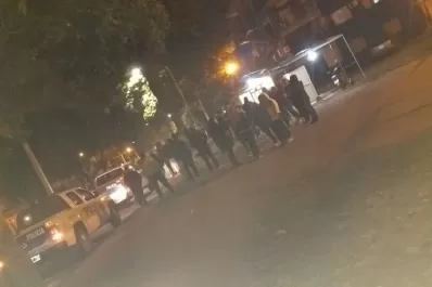 Video: así escapaban de la camioneta de la Policía los jóvenes detenidos en barrio Oeste II