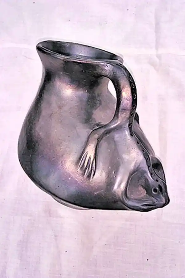 TINAJA. Hecho en cerámica, un recipíente con forma de animal.