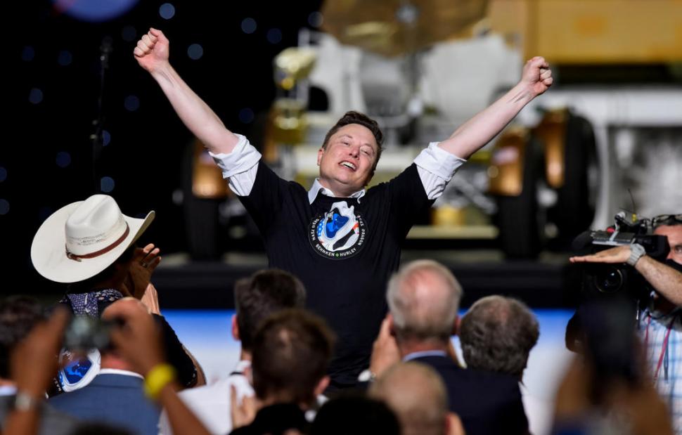 EL CEREBRO. Elon Musk celebra el lanzamiento del cohete Falcon 9. 
