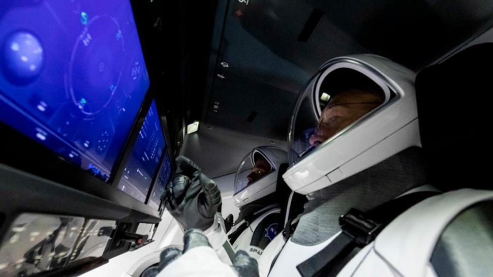 EN VUELO. Los astronautas transmitieron la misión desde la cabina. 