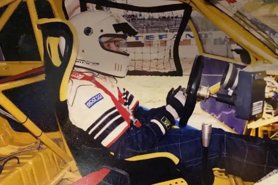 ANTES Y DURANTE. El piloto, concentrado previo a la largada. Y al comando del VW Gol pintado de amarillo, con el que se batió a duelo en cada metro de la pista.