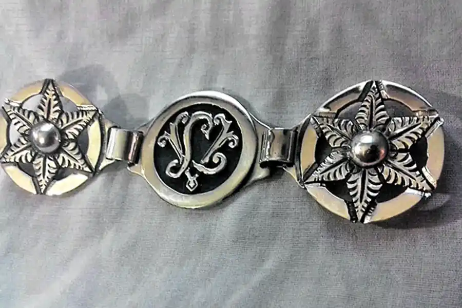 TRABAJOS EN PLATA. Delicados labrados en estas hebillas.