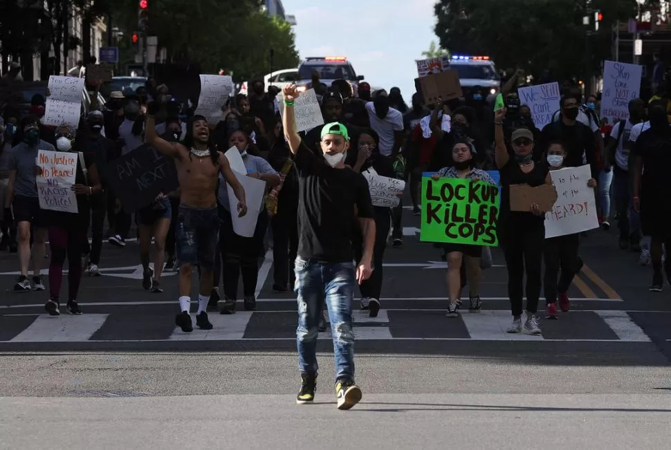 “SIN JUSTICIAN NO HAY PAZ”. Miles de manifestantes marcharon en Washington, D.C -la capital de Estados Unidos- con carteles contra la Policía.  