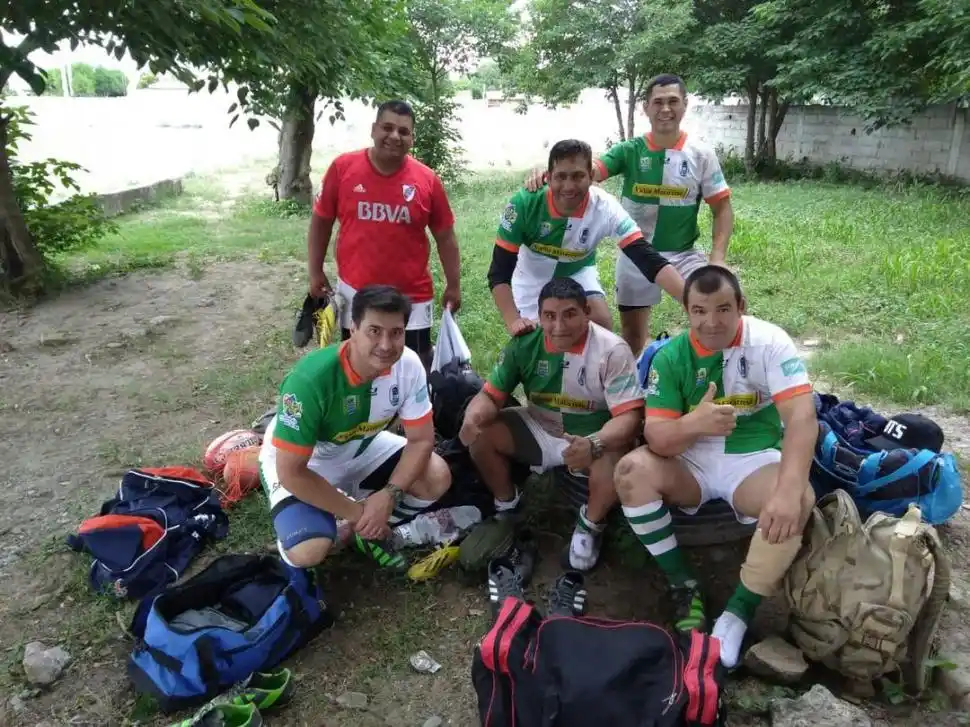 COLORES. Al verde de Gendarmería se le agregó el naranja del rugby tucumano.  