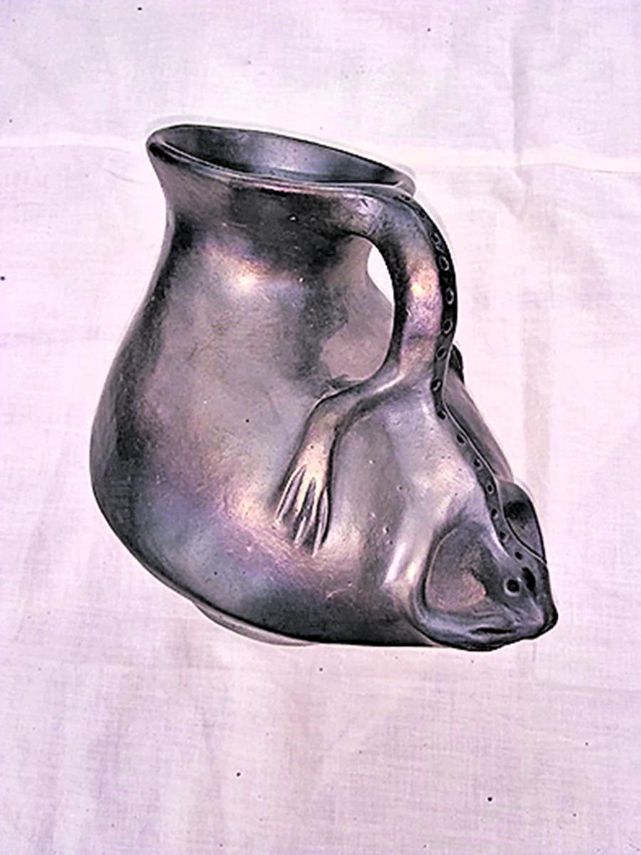 TINAJA. Hecho en cerámica, un recipíente con forma de animal.