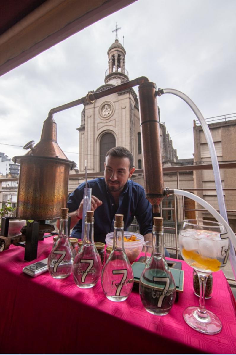 Innovación durante la cuarentena: un maestro cervecero creó su propio gin y palió la crisis