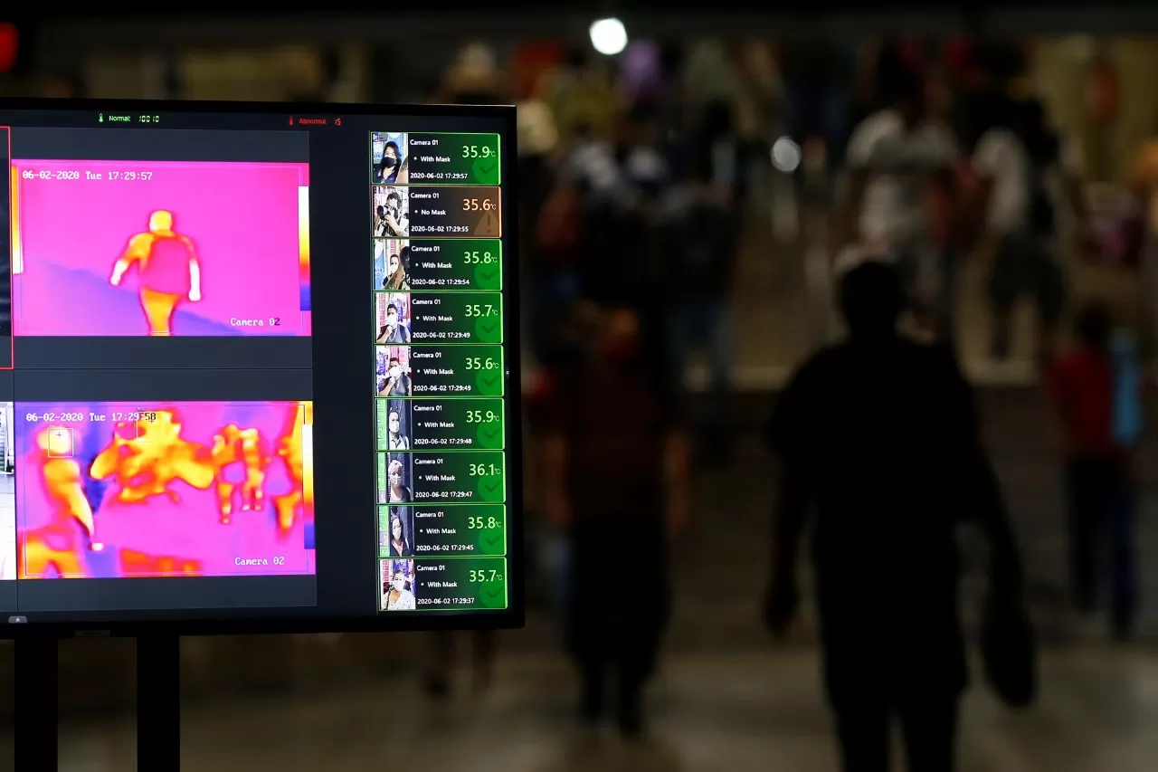 EN BRASILIA. Las personas son vistas a través de una cámara térmica utilizada para detectar altas temperaturas corporales en la estación central de colectivos. REUTERS 