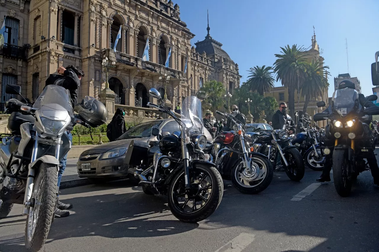 EN PROTESTA. Motociclistas reclaman frente a la Casa de Gobierno. Foto: LA GACETA / Franco Vera.