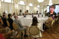 Bussi, indignado porque una pañuelo verde capacita al personal de la Casa de Gobierno