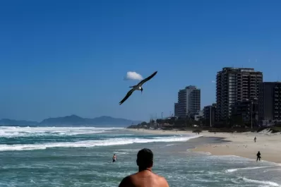 Reabren las playas de Río, pero sólo para los bañistas