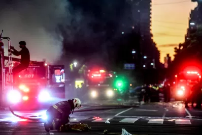 Dos bomberos muertos y seis heridos por explosiones e incendio en un edificio de Villa Crespo