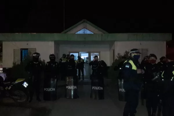Presos de la comisaría novena reclamaron la prisión domiciliaria con quema de colchones