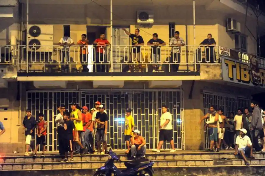 PREPARADOS. Los vecinos y dueños del supermercado de Uruguay y avenida Siria hicieron guardia durante días enteros.